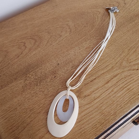 Caracol Mother of Pearl Pendant Necklace Rope Style Chain Contemporary - Picture 4 of 6